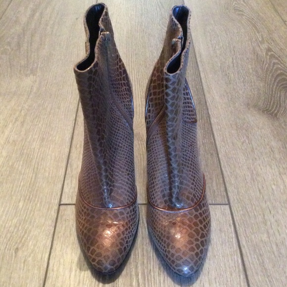 jeandra bootie enzo angiolini